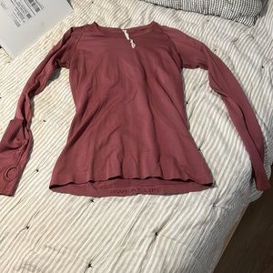 Pink/mauve. Long sleeve. Thumb holes.